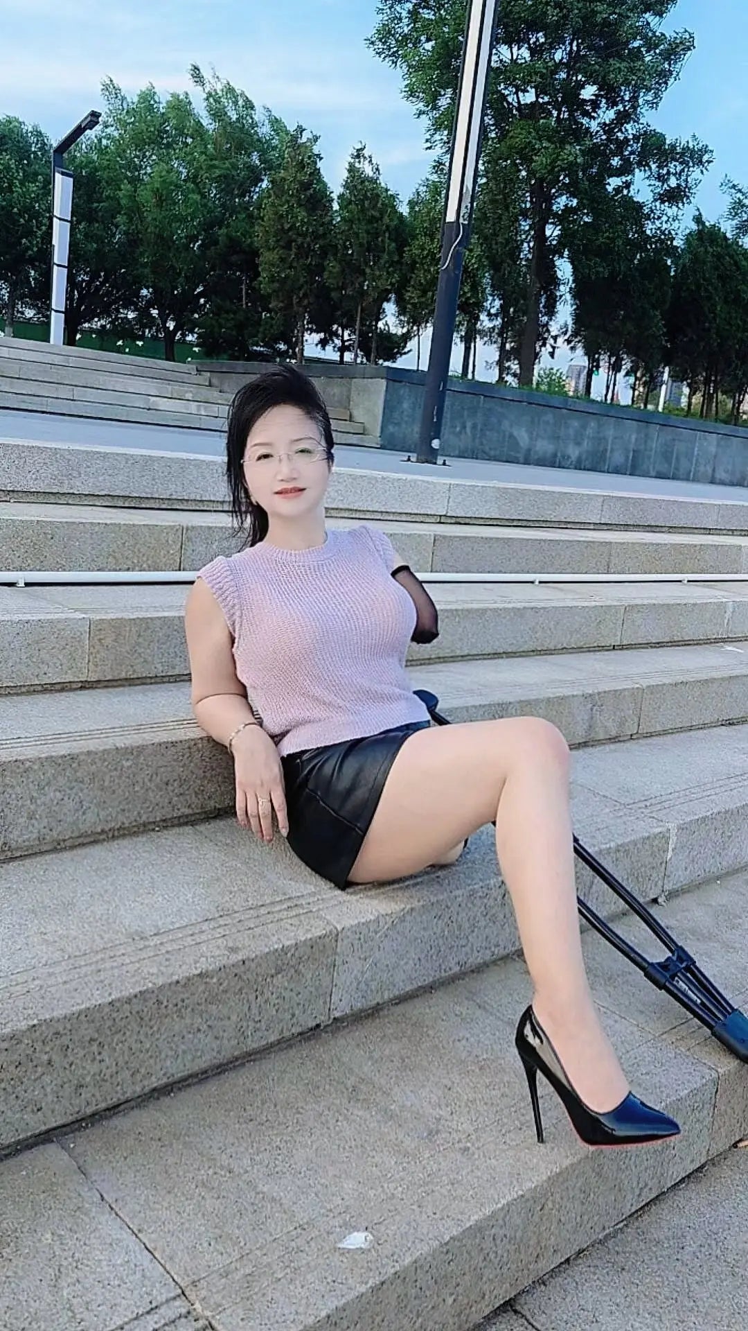 Lanzi: Ooe Amputee Lady playing in the water by the seaside AmputeeClub