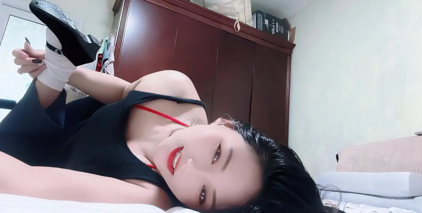 Elizabeth: Polio Lady Red Stockings AmputeeClub