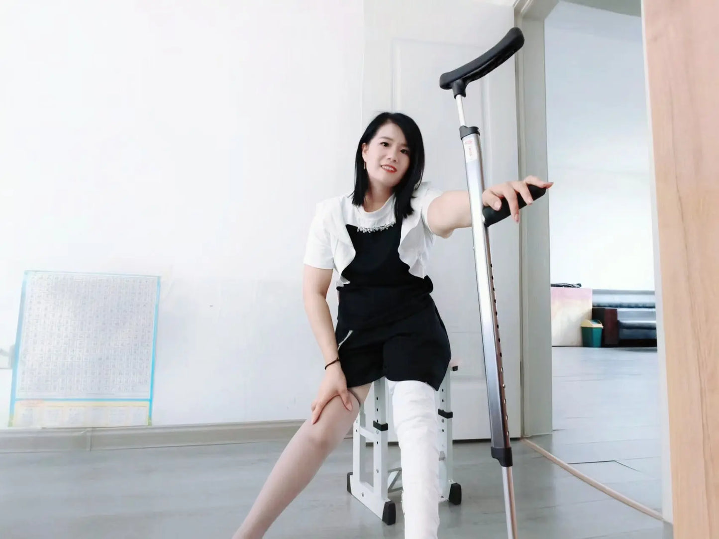 Carrie: Polio Girl's leg is broken AmputeeClub