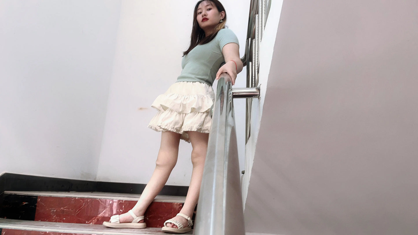 Miki: Polio Girl without crutches AmputeeClub