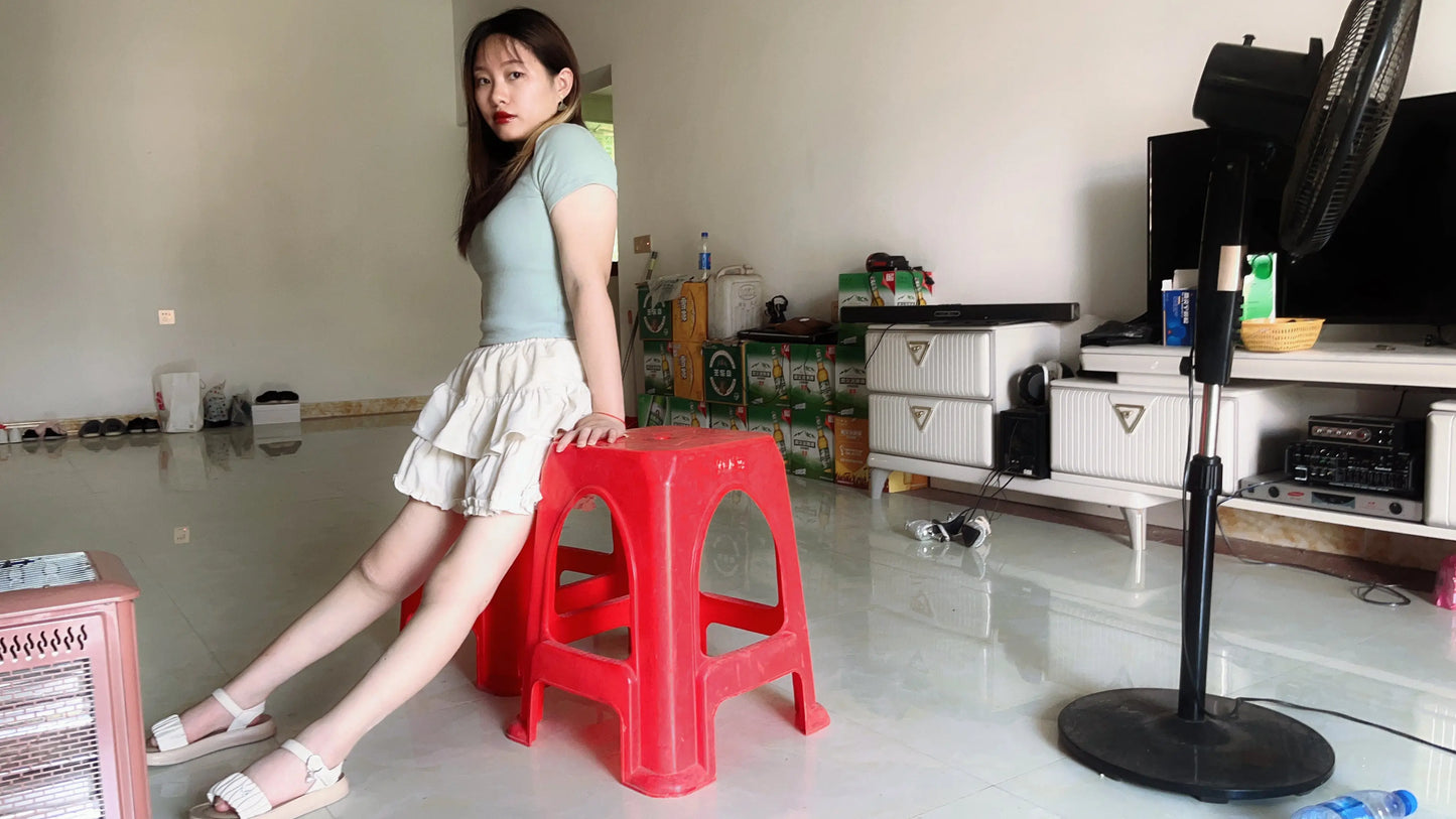 Miki: Polio Girl without crutches AmputeeClub