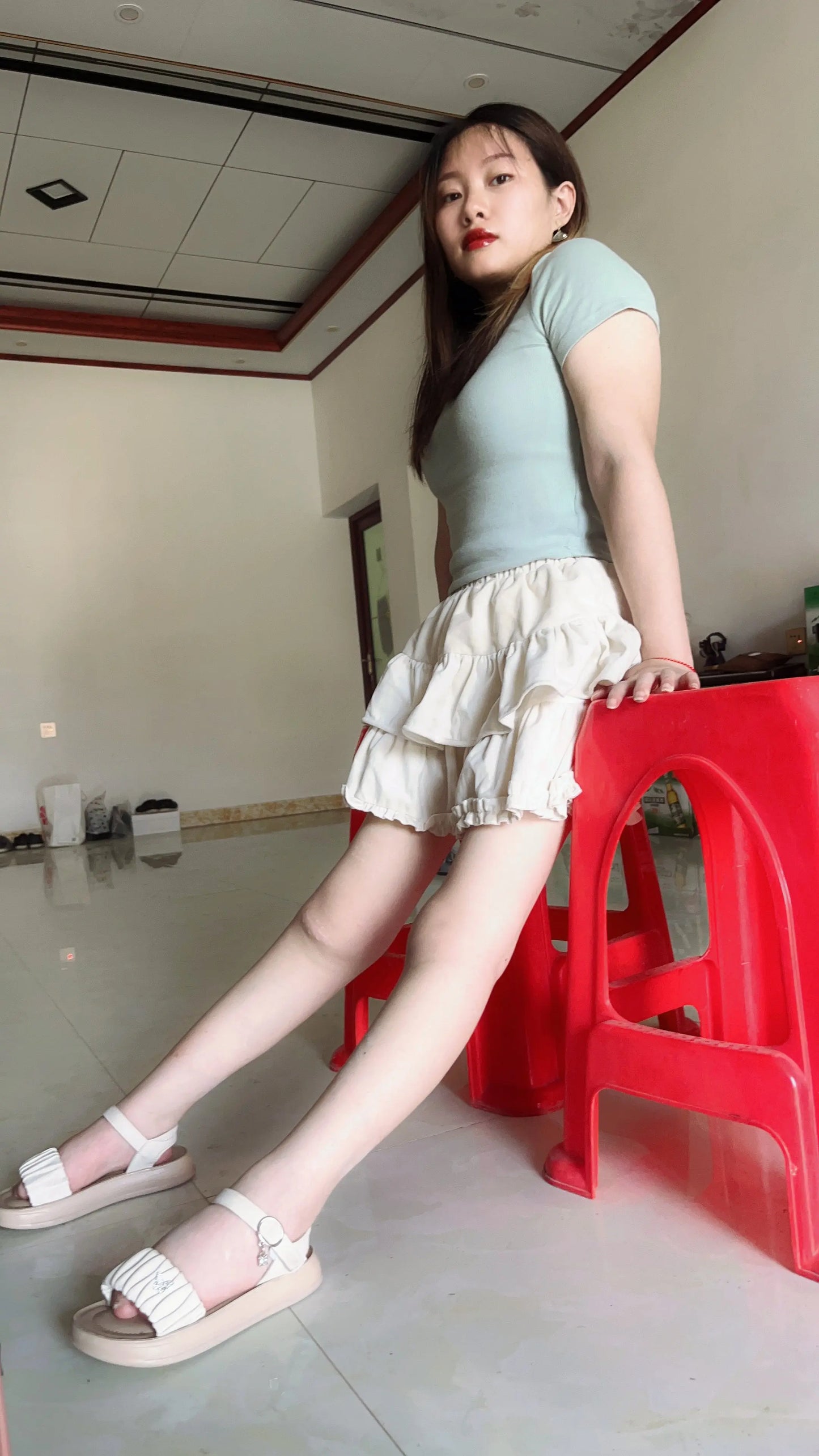Miki: Polio Girl without crutches AmputeeClub