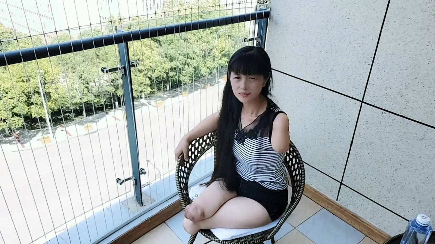 New model New video: "Juli: Triple Amputee Lady Lae+Dak" AmputeeClub