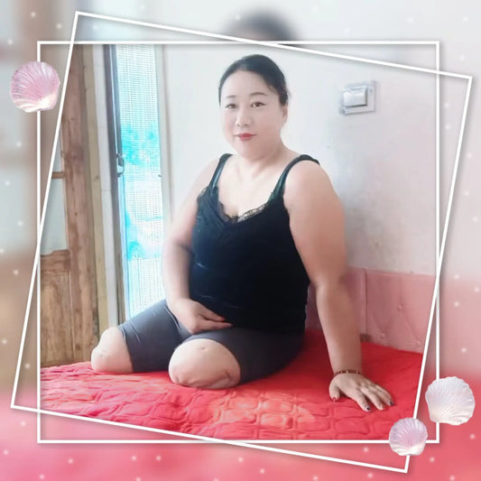 Beryl: Dak Amputee Girl's benches are her legs AmputeeClub