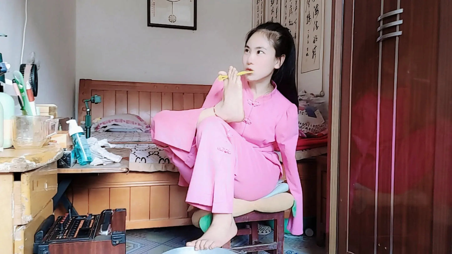 Annie: Dae Amputee Girl washes with her feet AmputeeClub