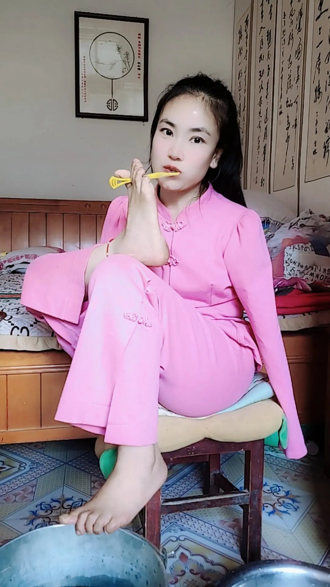 Annie: Dae Amputee Girl washes with her feet AmputeeClub