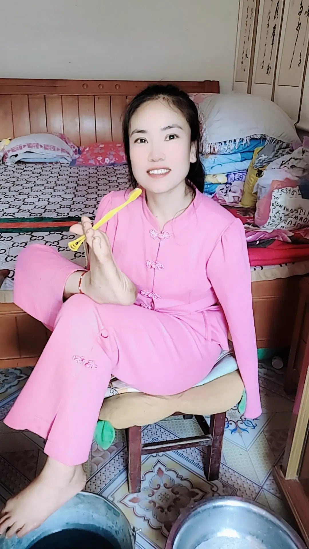 Annie: Dae Amputee Girl washes with her feet AmputeeClub