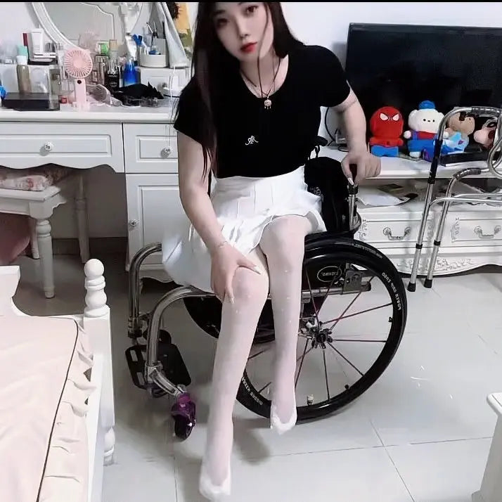Ava: Paraplegic Girl climbs onto wheelchair AmputeeClub