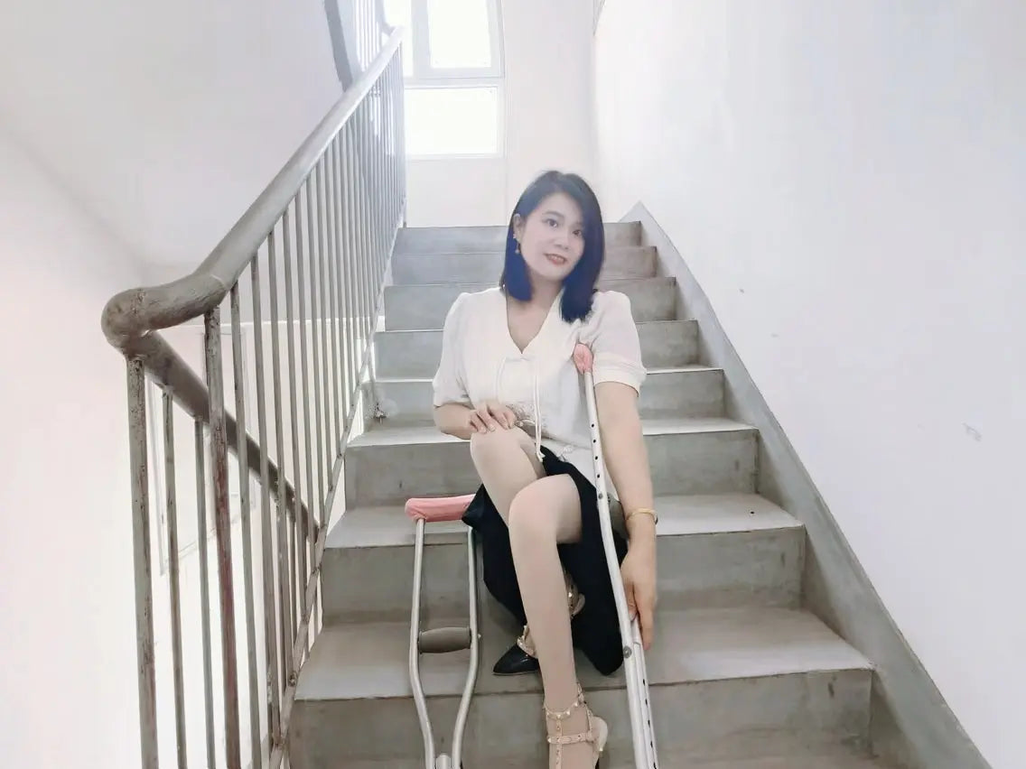 Carrie: Polio Lady climbed up the stairs wearing high heels AmputeeClub
