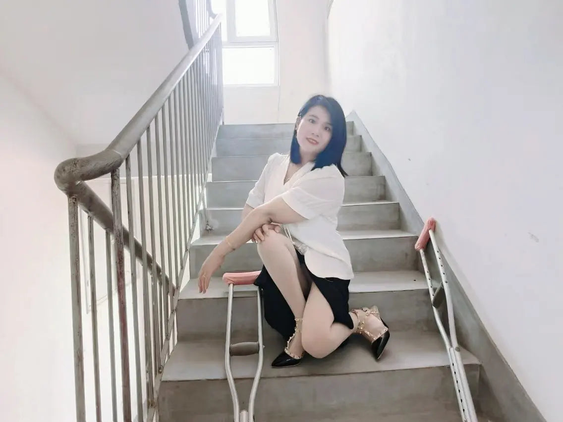 Carrie: Polio Lady climbed up the stairs wearing high heels AmputeeClub