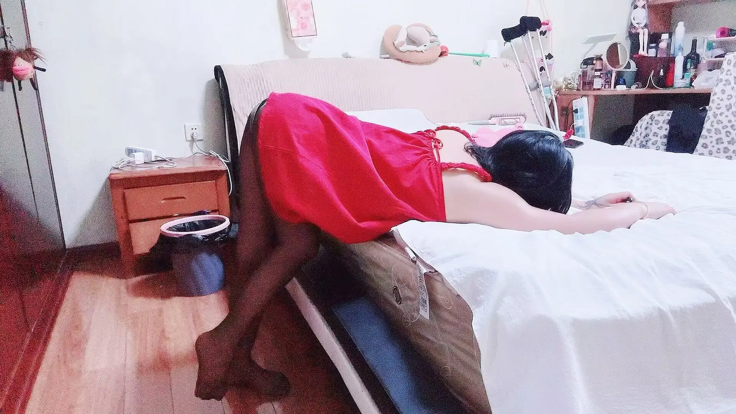 Elizabeth: Polio Lady rolls on the bed AmputeeClub