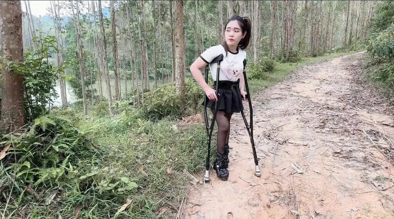 Lolicc: Polio Girl returns to her hometown AmputeeClub