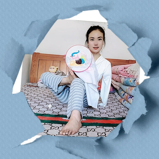 Annie: Dae Amputee Girl Embroiders with Feet AmputeeClub