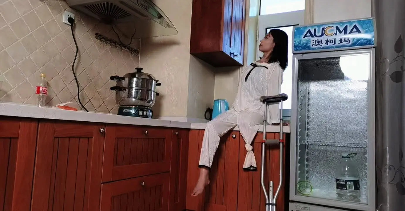 Ayla: Sak Amputee Girl buying groceries and making lunch AmputeeClub