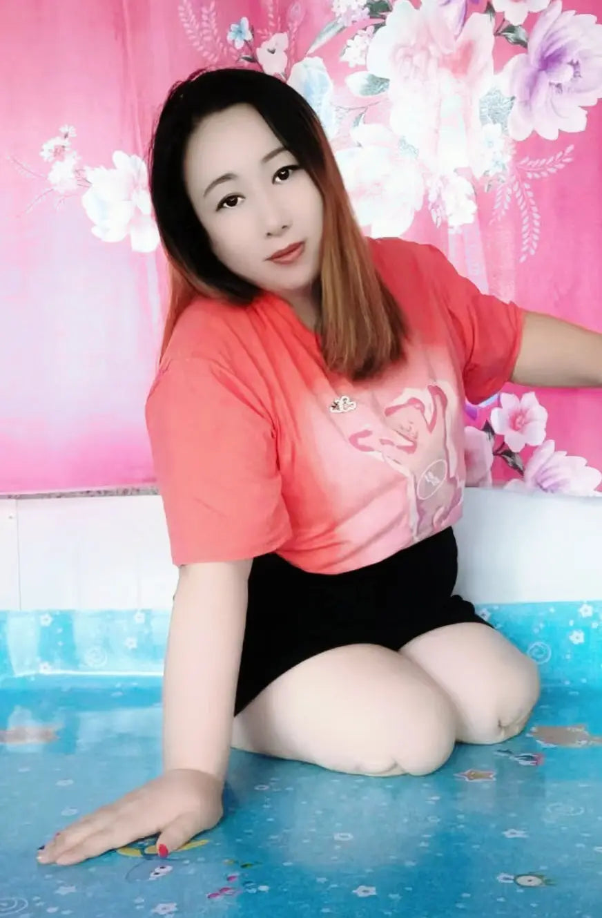 Beryl: Dak Amputee Girl without legs and leg prosthetics AmputeeClub