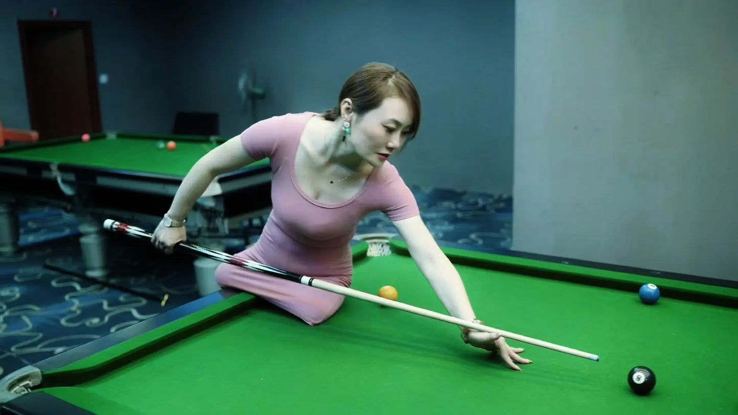 Lee:Dak Amputee Girl playing billiards AmputeeClub