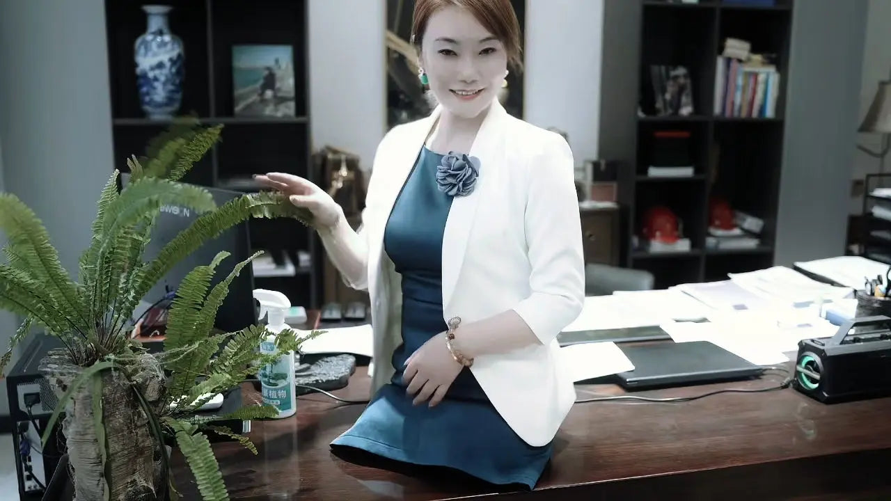 Lee:Dak Amputee Girl playing billiards AmputeeClub