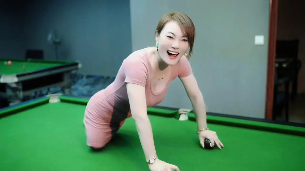 Lee:Dak Amputee Girl playing billiards AmputeeClub