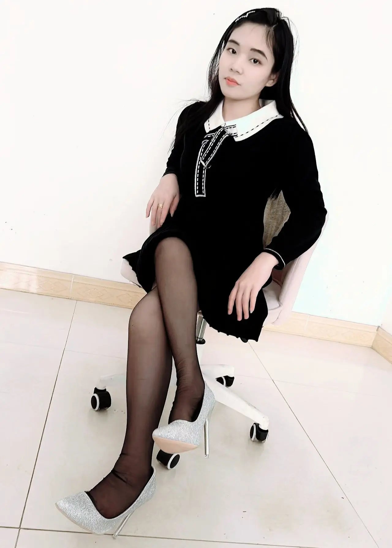 Lolicc: Polio Girl's high heels fell off AmputeeClub