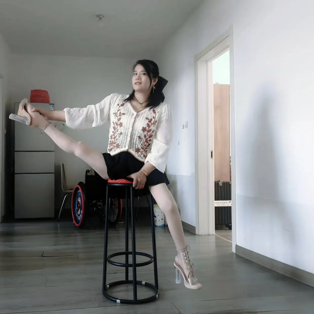Carrie: Polio lady gave up crutches AmputeeClub