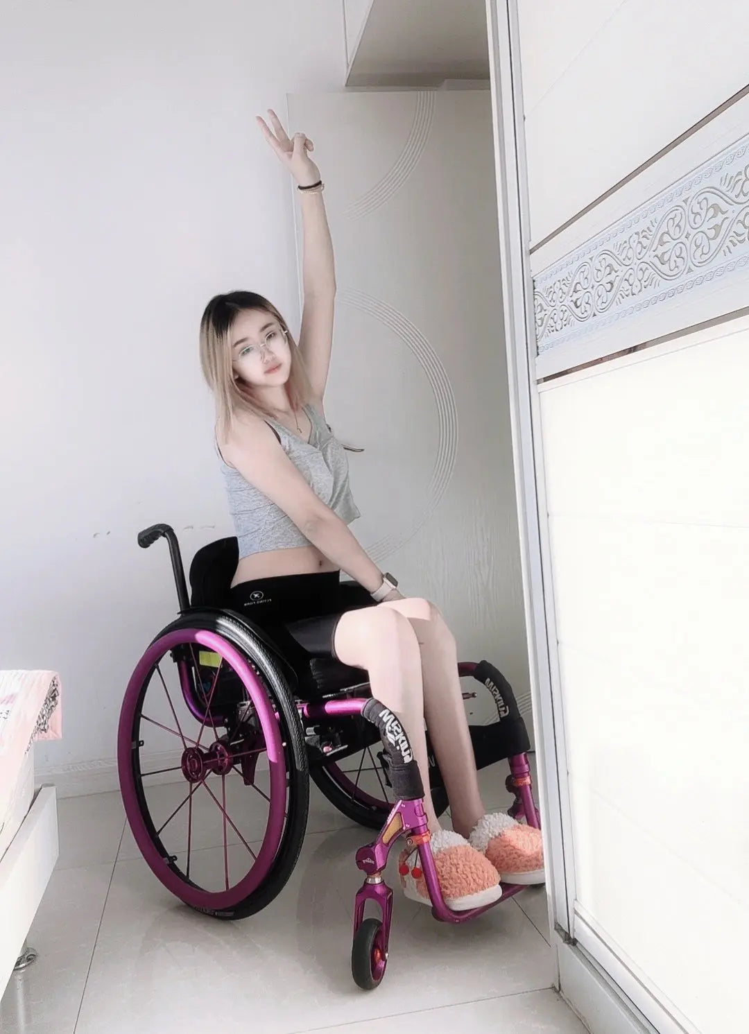 Zoe: Paraplegic Girl stands on a bracket AmputeeClub
