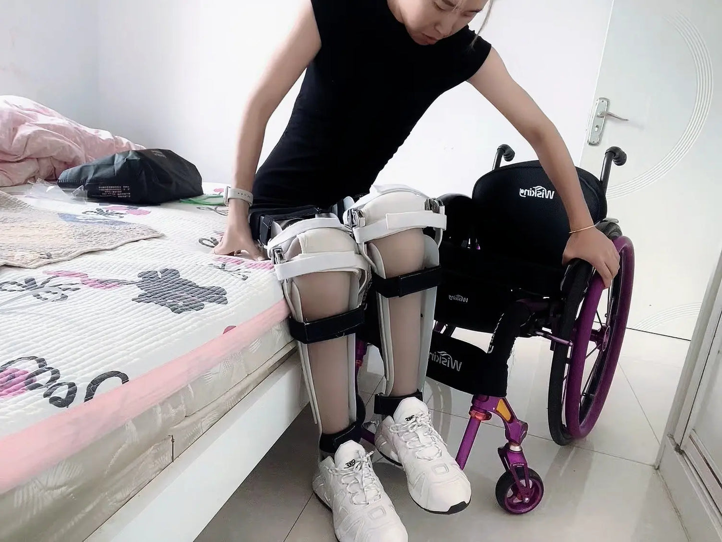 Zoe: Paraplegic Girl stands on a bracket AmputeeClub