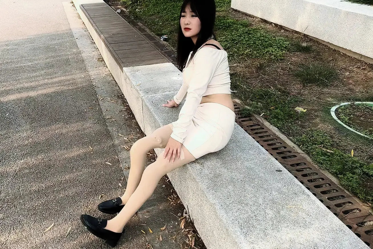 Sally Dak Amputee Girl - Riverside Walk AmputeeClub