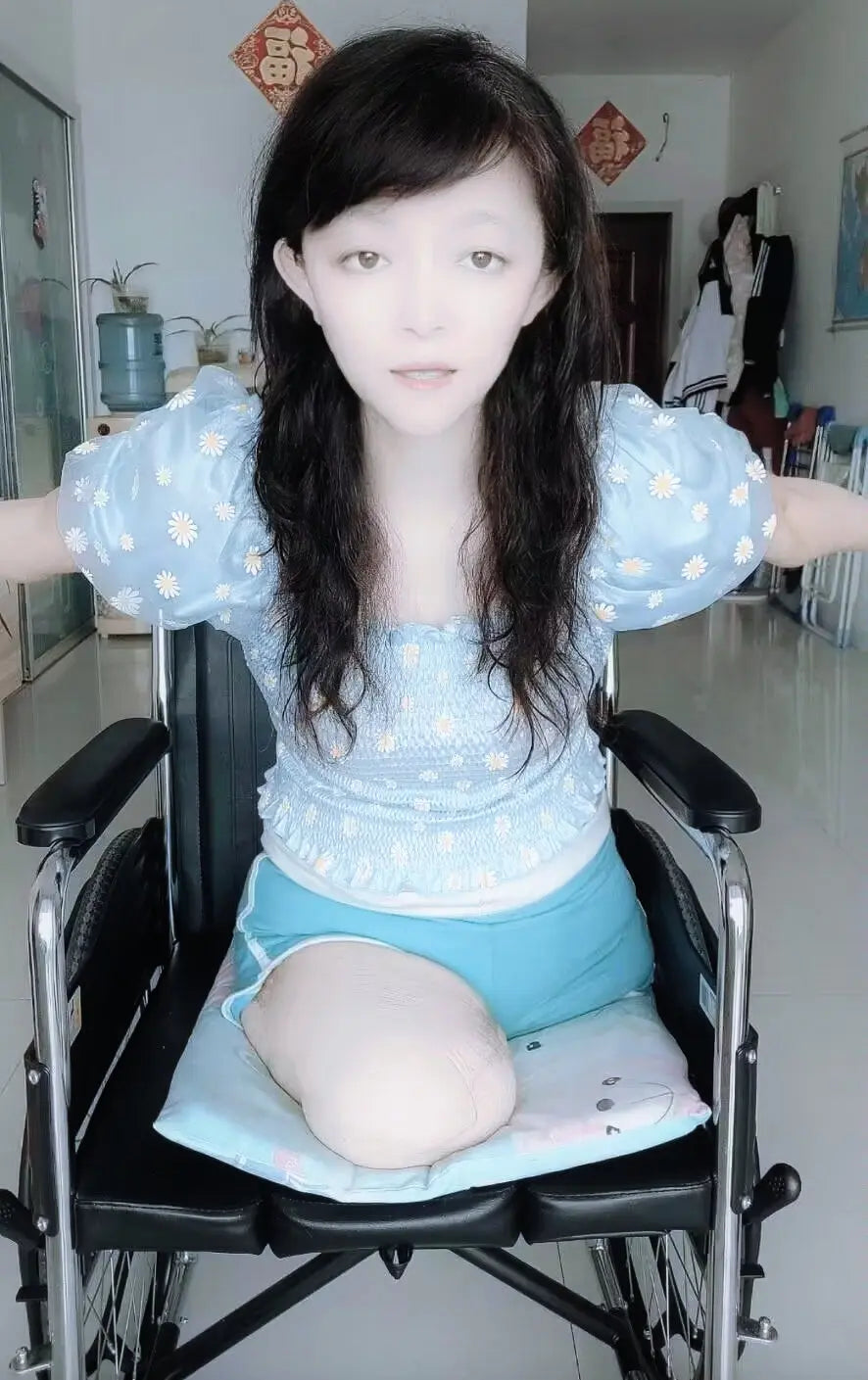 Sugar: Dak Amputee Girl - Rolling in a Warm Room AmputeeClub