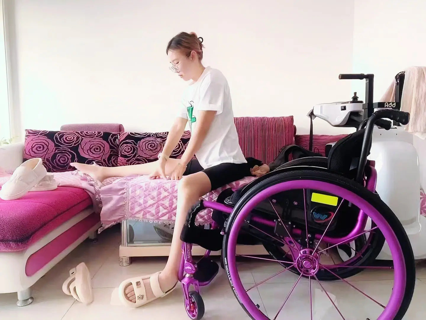 Zoe: Paraplegic Girl - Moving Legs AmputeeClub
