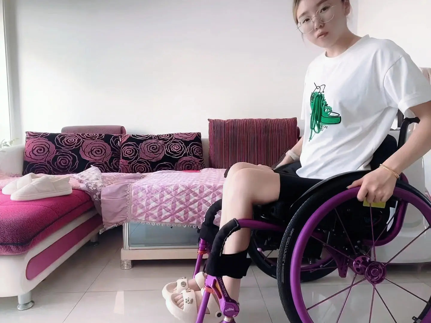 Zoe: Paraplegic Girl - Moving Legs AmputeeClub