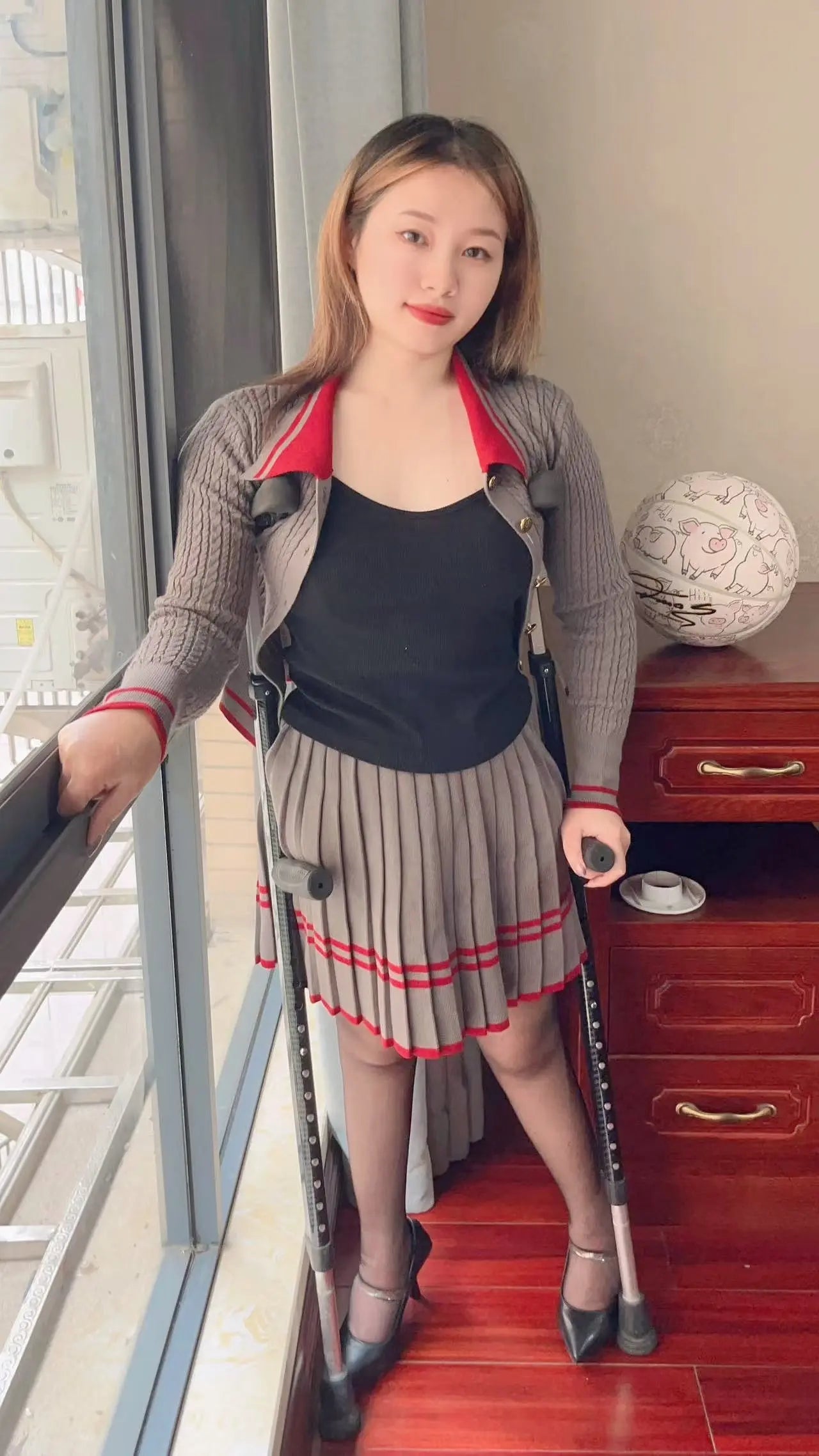 Miki: Polio Girl-high heels AmputeeClub