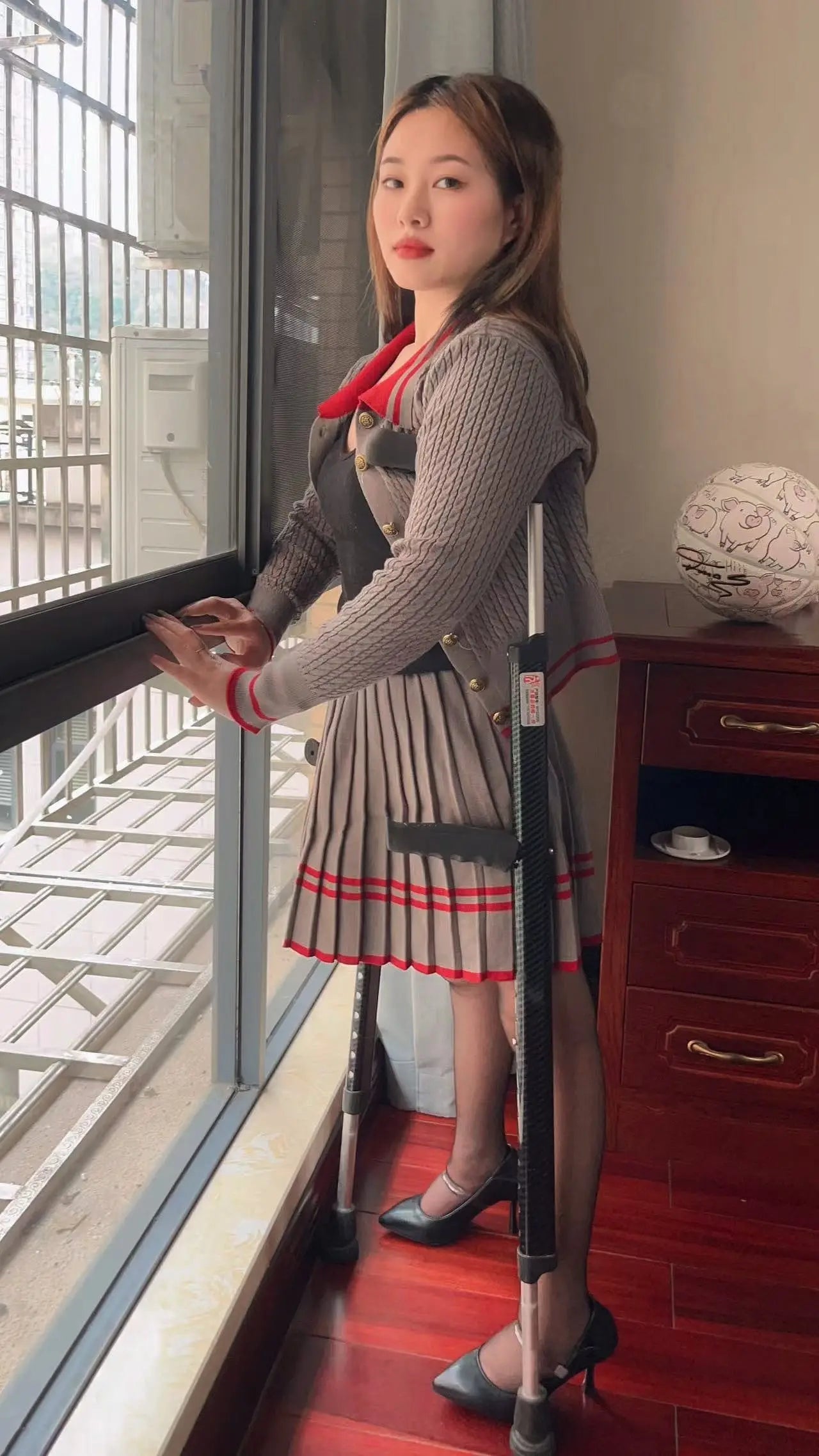 Miki: Polio Girl-high heels AmputeeClub