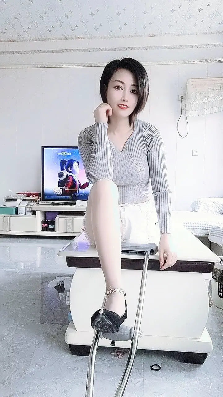 Emma: RHD Amputee Girl - 1 crutch and Stocking AmputeeClub