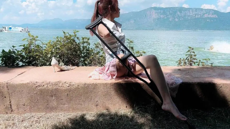Abby: Ooe Amputee Girl -1crutches, 2crutches and prosthetics AmputeeClub