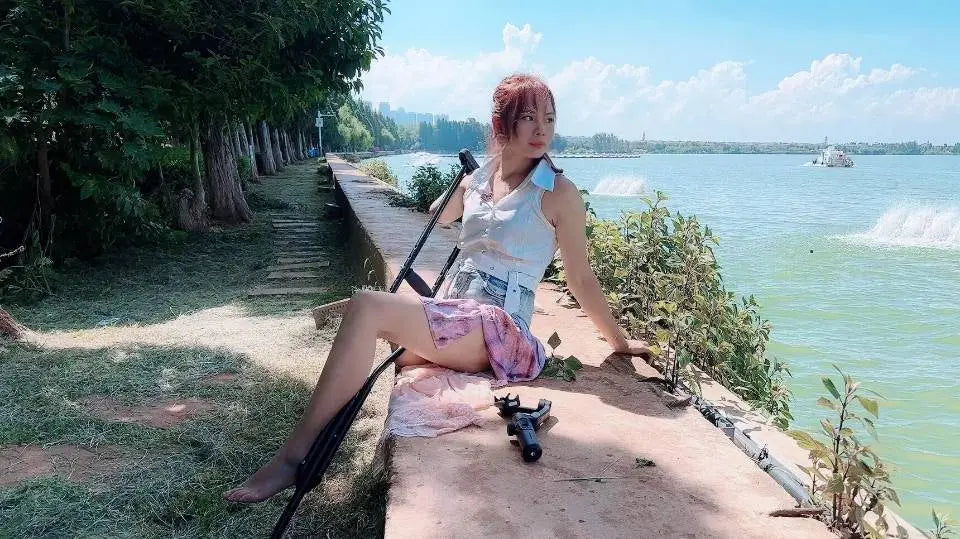 Abby: Ooe Amputee Girl -1crutches, 2crutches and prosthetics AmputeeClub