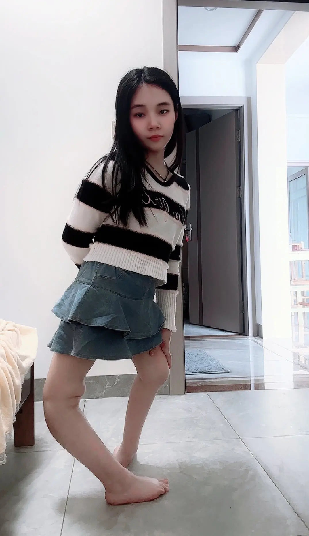 Lolicc: Polio Girl - Squatting and Walking AmputeeClub