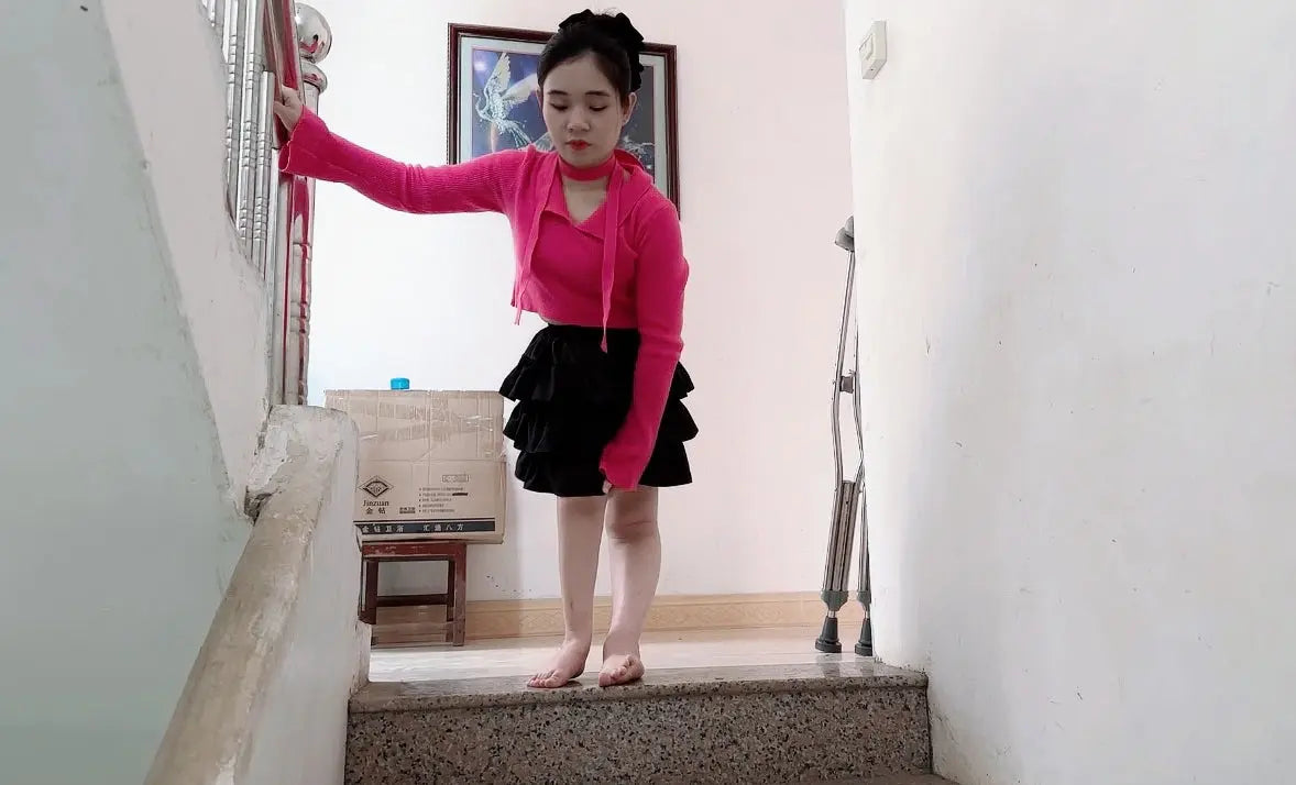Lolicc: Polio Girl - Squatting and Walking AmputeeClub