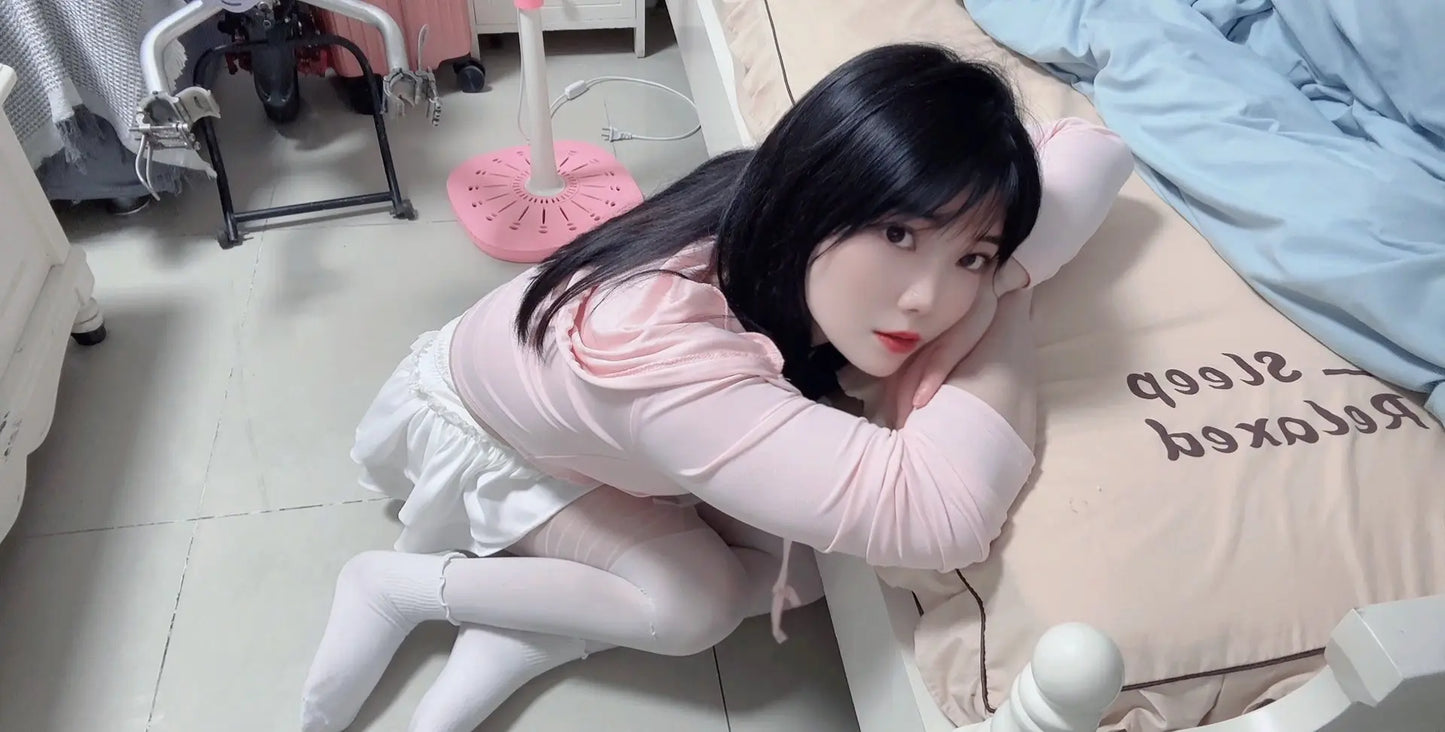 Ava: Paraplegic Girl - Multiple attempts to climb onto the bed AmputeeClub