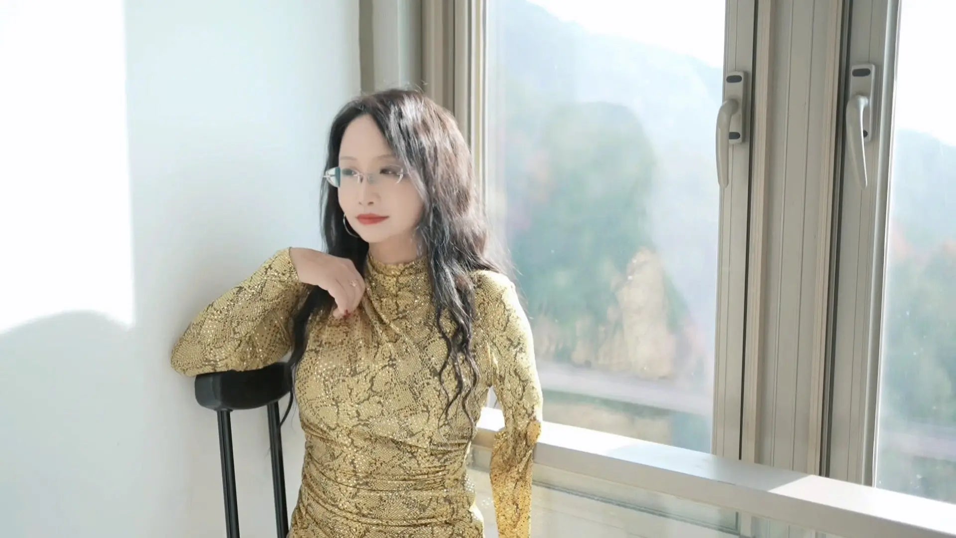 Lanzi: Ooe Amputee Lady - Gold Dress AmputeeClub