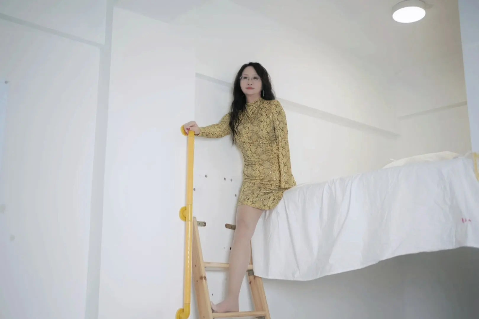 Lanzi: Ooe Amputee Lady - Gold Dress AmputeeClub