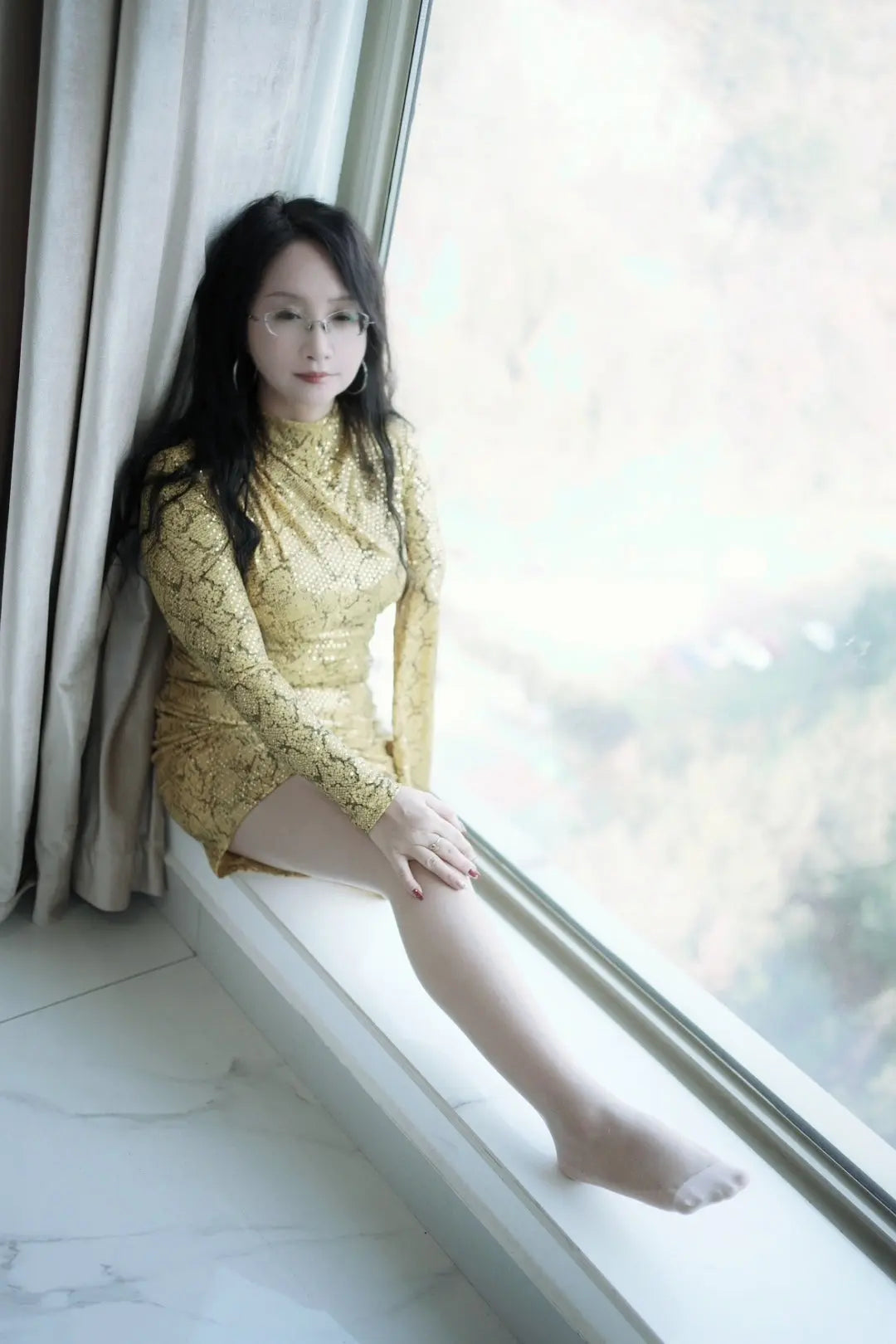 Lanzi: Ooe Amputee Lady - Gold Dress AmputeeClub