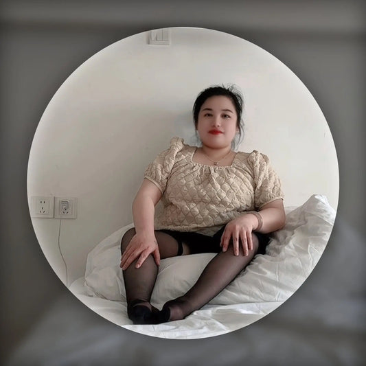 Hedy: Polio Girl - Stand and walk with slender legs AmputeeClub