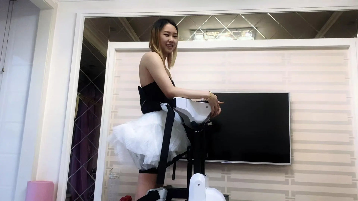 Zoe: Paraplegic Girl - Legbrace and Crawl AmputeeClub