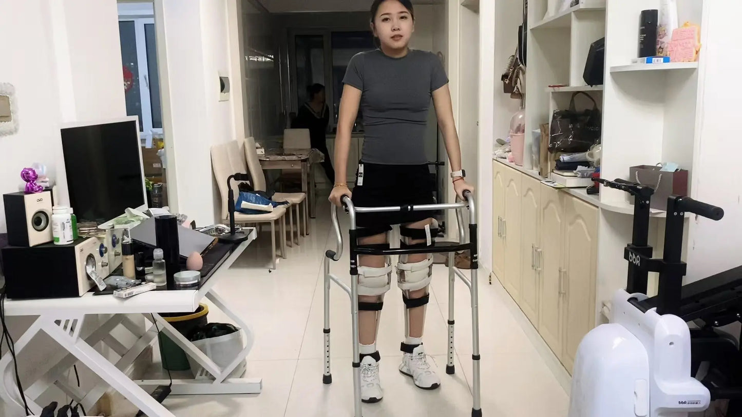 Zoe: Paraplegic Girl - Legbrace and Crawl AmputeeClub