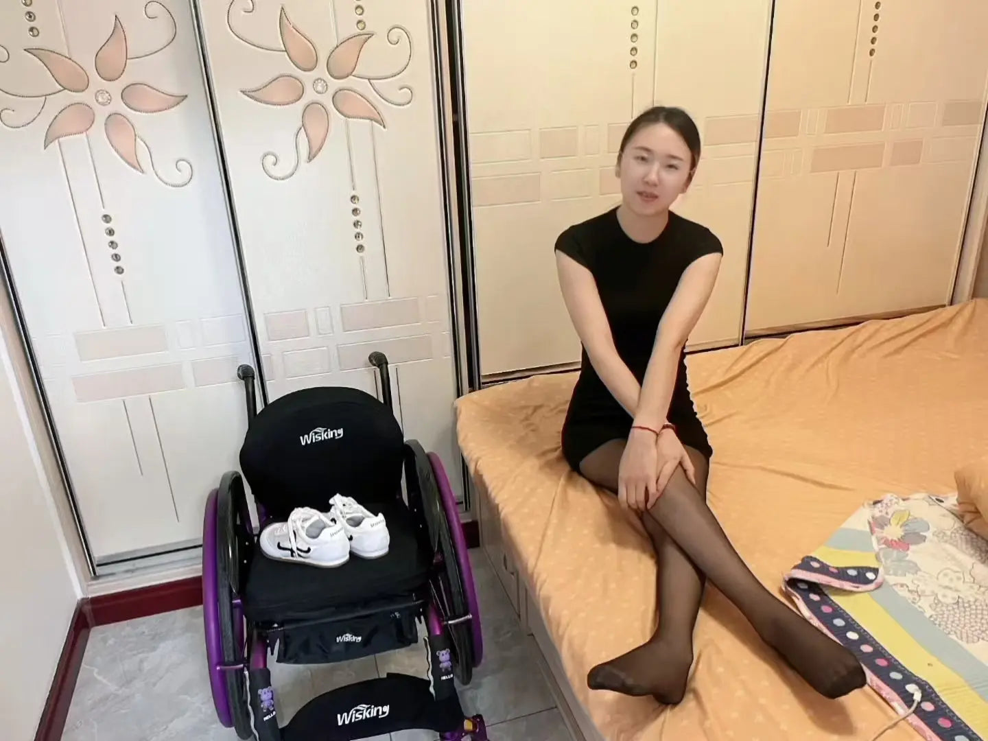 Zoe: Paraplegic Girl - Legbrace and Crawl AmputeeClub