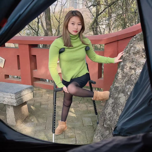 Miki: Polio Girl - Green clothed girl walks with crutches AmputeeClub