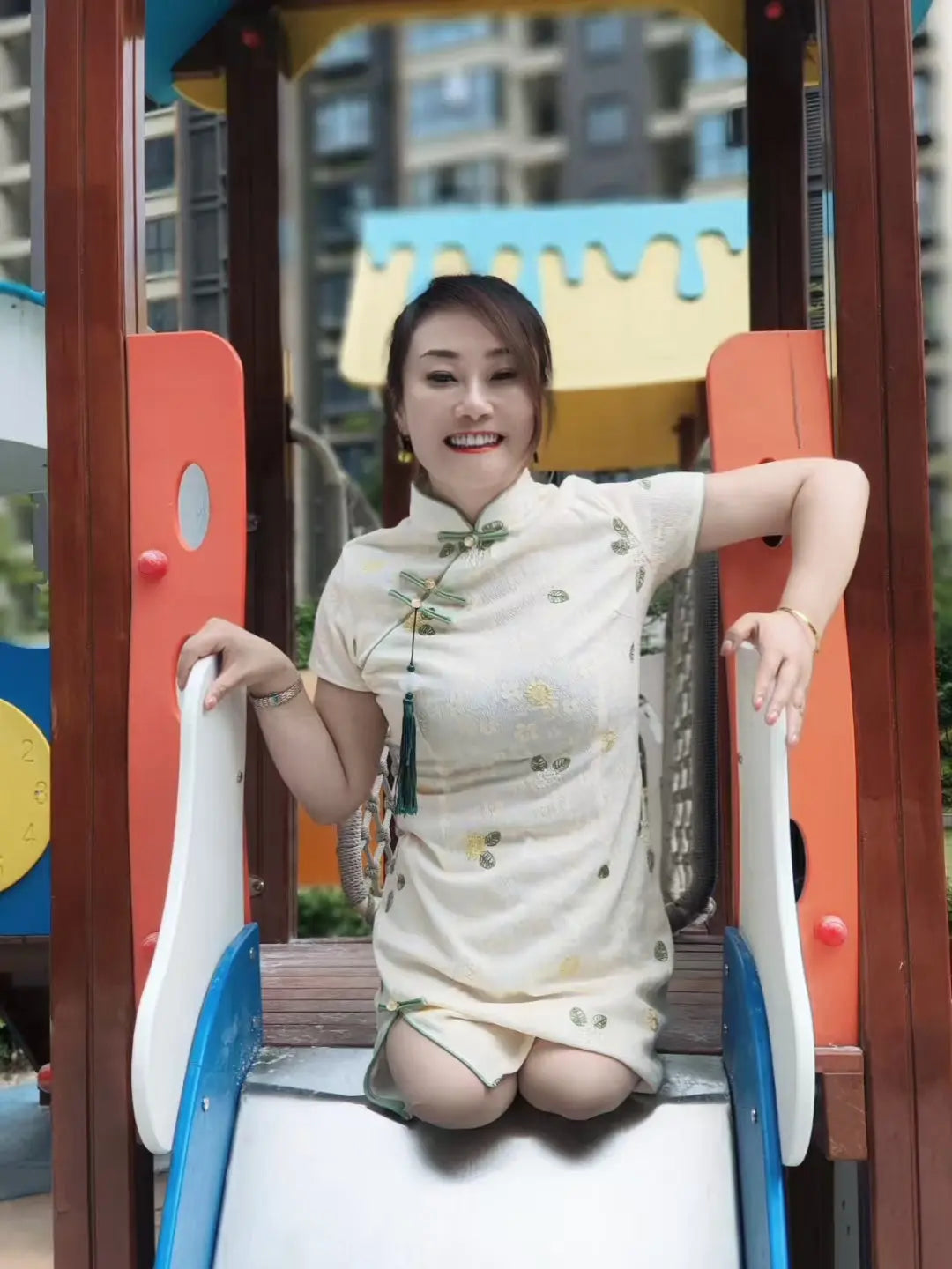 Lee: Dak Amputee Lady - Legless Cheongsam Lady AmputeeClub