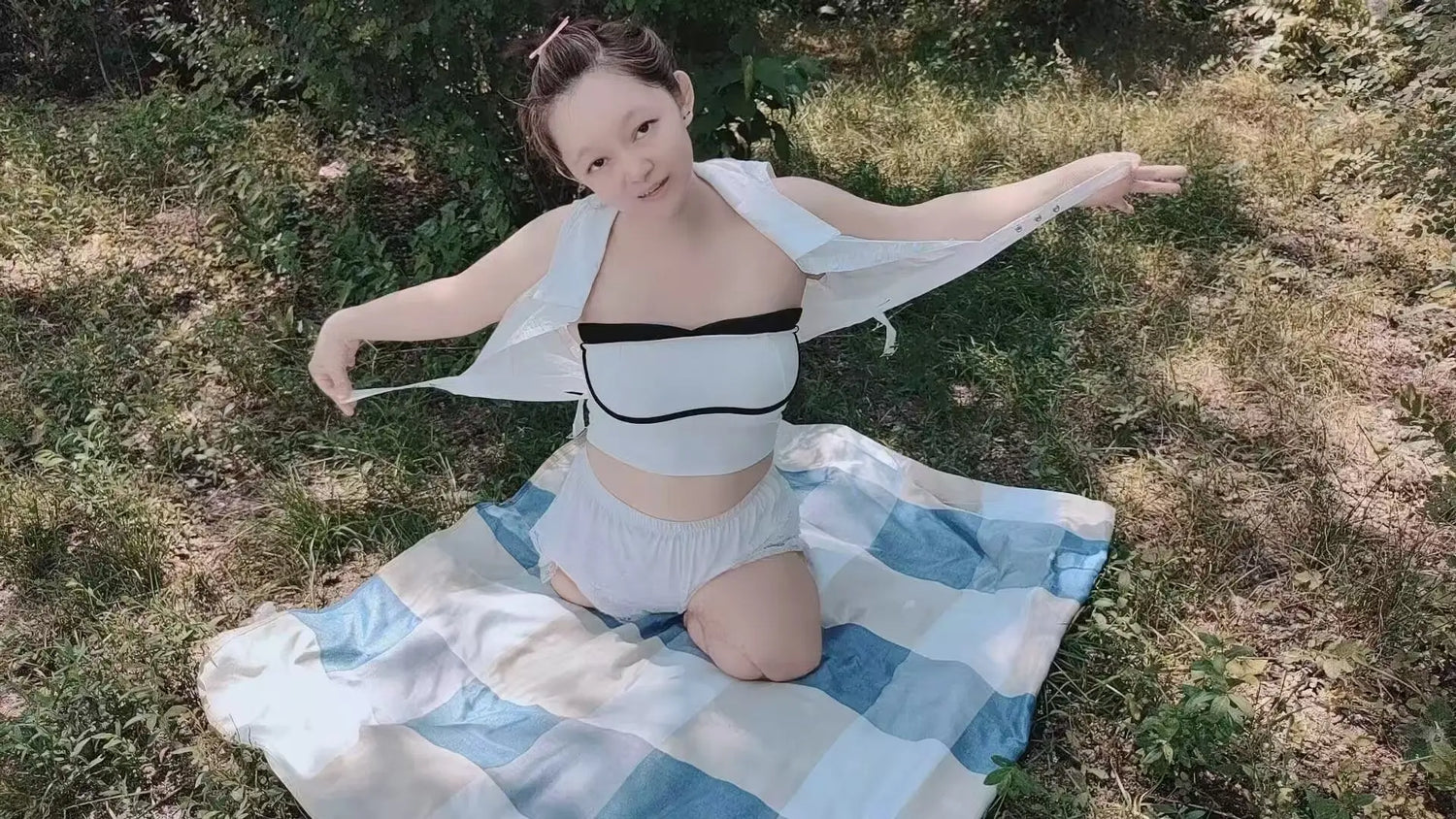 Sugar: Dak Amputee Girl - Legless girl walking outdoors AmputeeClub