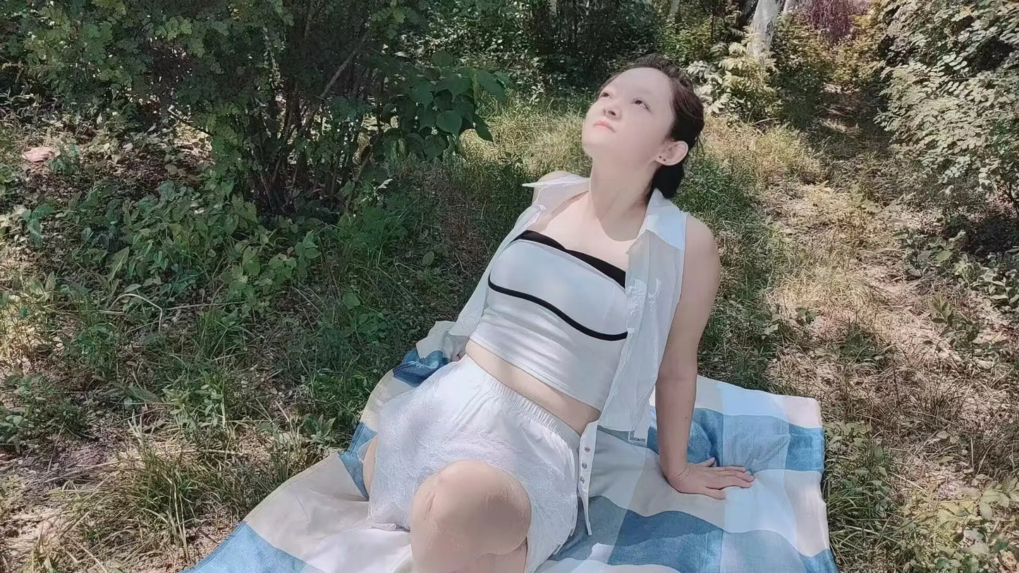 Sugar: Dak Amputee Girl - Legless girl walking outdoors AmputeeClub