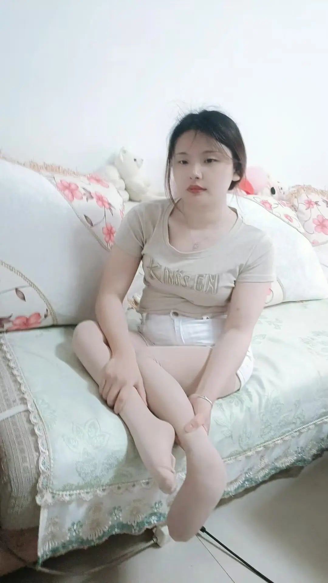 Shera: Paraplegic Girl - Unable to stand, can only crawl AmputeeClub